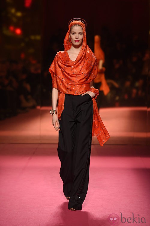 Camisa pañuelo rojo de Schiaparelli en la Semana de la Alta Costura de París primavera/verano 2015
