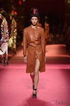 Abrigo camel de Schiaparelli en la Semana de la Alta Costura de París primavera/verano 2015