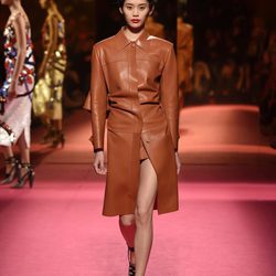 Abrigo camel de Schiaparelli en la Semana de la Alta Costura de París primavera/verano 2015