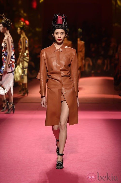 Abrigo camel de Schiaparelli en la Semana de la Alta Costura de París primavera/verano 2015
