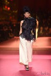 Pantalón ancho blanco de Schiaparelli en la Semana de la Alta Costura de París primavera/verano 2015