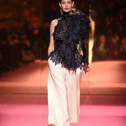 Pantalón ancho blanco de Schiaparelli en la Semana de la Alta Costura de París primavera/verano 2015