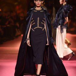 Vestido negro de Schiaparelli en la Semana de la Alta Costura de París primavera/verano 2015