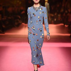 Vestido azul de Schiaparelli en la Semana de la Alta Costura de París primavera/verano 2015