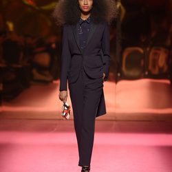 Traje negro de Schiaparelli en la Semana de la Alta Costura de París primavera/verano 2015
