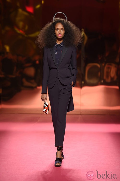 Traje negro de Schiaparelli en la Semana de la Alta Costura de París primavera/verano 2015
