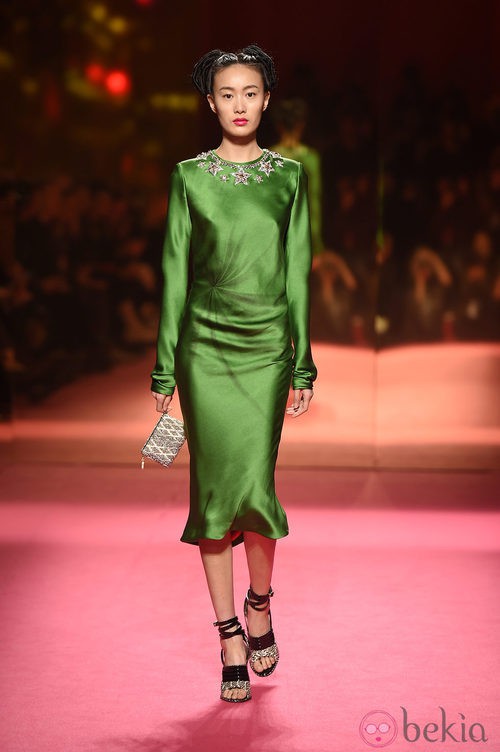 Vestido verde de Schiaparelli en la Semana de la Alta Costura de París primavera/verano 2015