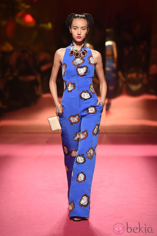 Jumpsuit azul de Schiaparelli en la Semana de la Alta Costura de París primavera/verano 2015