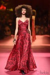 Vestido rojo de Schiaparelli en la Semana de la Alta Costura de París primavera/verano 2015
