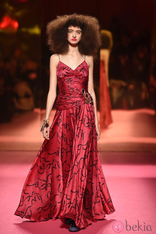 Vestido rojo de Schiaparelli en la Semana de la Alta Costura de París primavera/verano 2015