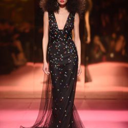 Vestido negro con estrellas de Schiaparelli en la Semana de la Alta Costura de París primavera/verano 2015