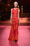 Vestido naranja y rosa de Schiaparelli en la Semana de la Alta Costura de París primavera/verano 2015