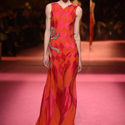 Vestido naranja y rosa de Schiaparelli en la Semana de la Alta Costura de París primavera/verano 2015