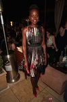 Lupita Nyong'o con un vestido corto de Elie Saab en la afombra roja de los Premios SAG 2015