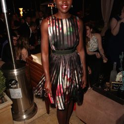 Lupita Nyong'o con un vestido corto de Elie Saab en la afombra roja de los Premios SAG 2015