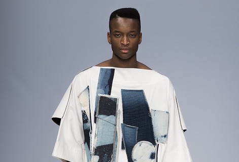 Pantalón y camiseta en azul de la colección de Ximon Lee en la Fashion Week de Estocolmo