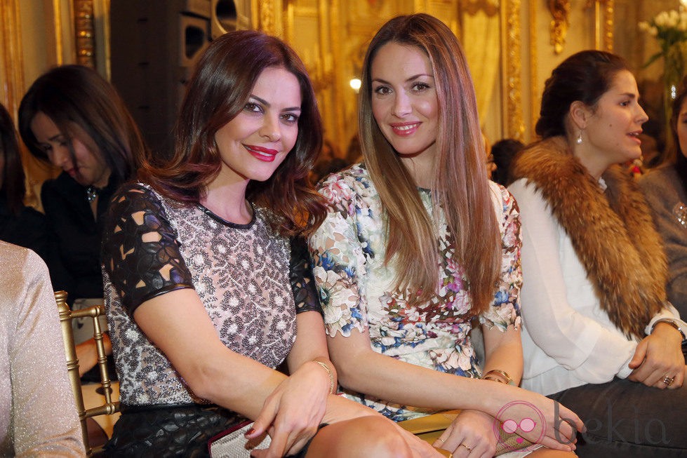 María José Suárez y Priscila de Gustin en el desfile de 'Bodabook, sí quiero'