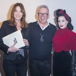 Jean Paul Gaultier con Carla Bruni y Dita von Teese en su desfile de la Semana de la Alta Costura de París