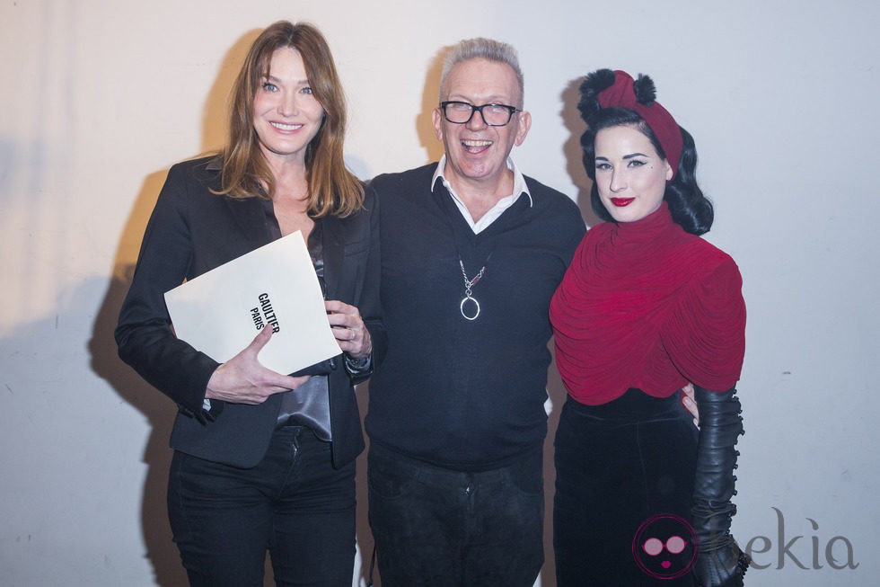 Jean Paul Gaultier con Carla Bruni y Dita von Teese en su desfile de la Semana de la Alta Costura de París