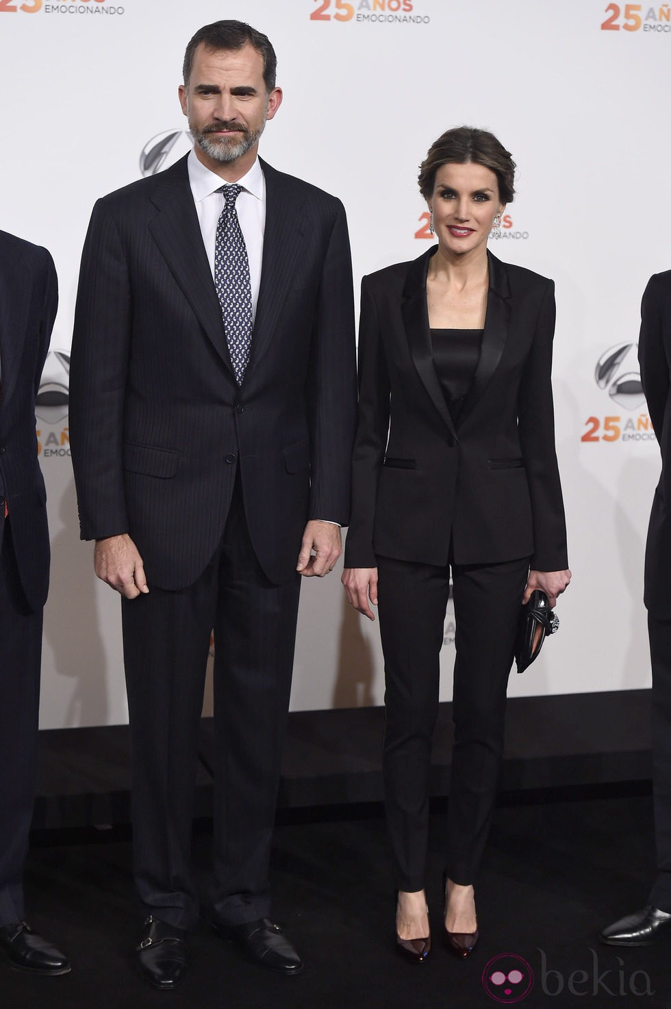 La Reina Letizia con un esmoquin negro en la gala de los 25 años de Antena 3
