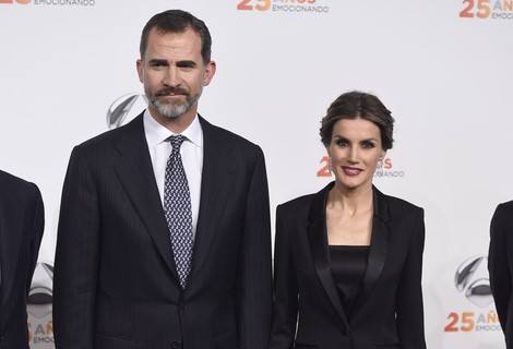 La Reina Letizia con un esmoquin negro en la gala de los 25 años de Antena 3