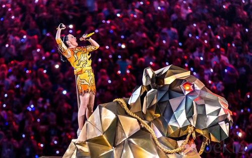 Katy Perry con un llamativo vestido en la Super Bowl 2015