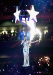 Katy Perry con un vestido en color plata y decoraciones de estrellas en la Super Bowl 2015