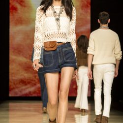 Camisa troquelada y short de cintura alta en el desfile de Mango de la 080 Barcelona Fashion 2015