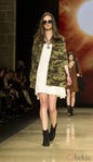 Vestido Blanco y chaqueta militar en el desfile de Mango de la 080 Barcelona Fashion 2015