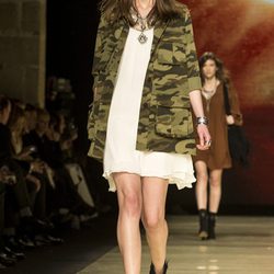 Vestido Blanco y chaqueta militar en el desfile de Mango de la 080 Barcelona Fashion 2015