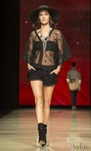 Camisa con transparencias y short negro en el desfile de Mango de la 080 Barcelona Fashion 2015
