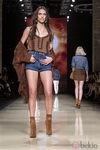Dalianah Arekion luciendo un conjunto de mango en la pasarela de la 080 Barcelona Fashion 2015