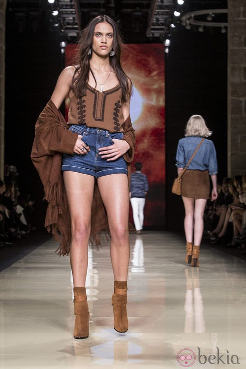 Dalianah Arekion luciendo un conjunto de mango en la pasarela de la 080 Barcelona Fashion 2015