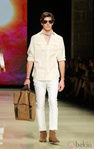 Oriol Elcacho con un conjunto blanco de Mango en el desfile de la 080 Barcelona Fashion 2015