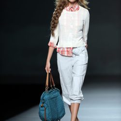Pantalón pirata azul celeste en el desfile de TCN en Cibeles