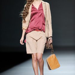 Conjunto beig con camisa burdeos en el desfile de TCN en Cibeles