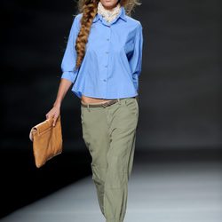 Pantalón tobillero verde y camisa azul en el desfile de TCN en Cibeles