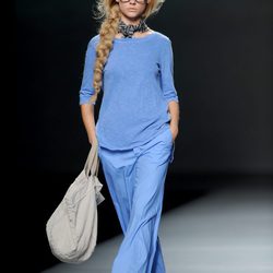Pantalón y camiseta azul en el desfile de TCN en Cibeles