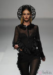 Look 'total black' de María Escoté en Cibeles