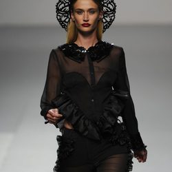 Look 'total black' de María Escoté en Cibeles