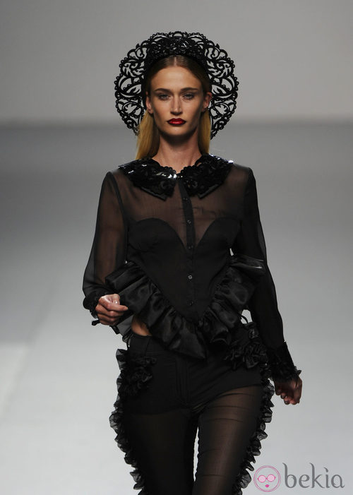 Look 'total black' de María Escoté en Cibeles