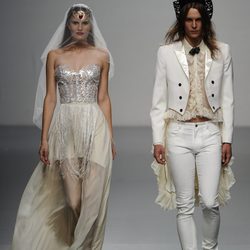 Un vestido de novia y un traje de novio cierran el desfile de María Escoté en Cibeles