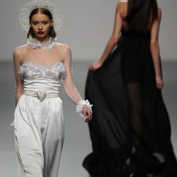 Blanco y negro en el desfile de María Escoté en Cibeles