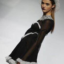 Vestido negro con puntillas blancas en el desfile de María Escoté en Cibeles