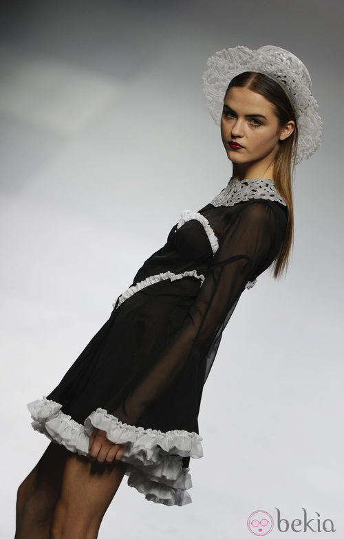 Vestido negro con puntillas blancas en el desfile de María Escoté en Cibeles