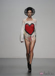 Camiseta con un corazón en el desfile de María Escoté en Cibeles