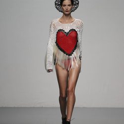 Camiseta con un corazón en el desfile de María Escoté en Cibeles