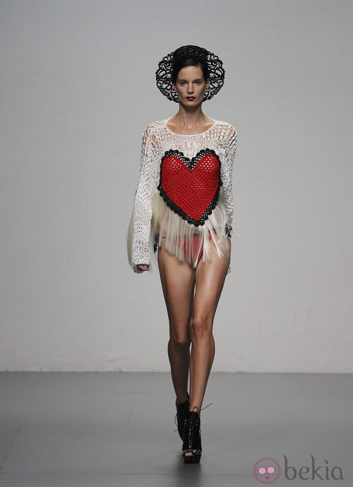 Camiseta con un corazón en el desfile de María Escoté en Cibeles