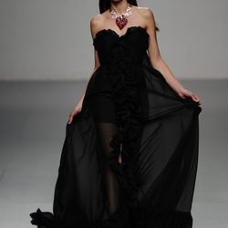 Vestido negro de palabra de honor en el desfile de María Escoté en Cibeles