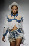 Conjunto azul y blanco en el desfile de María Escoté en Cibeles
